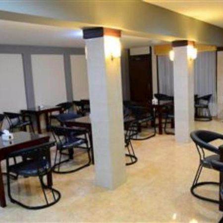 Grand Sumatera Hotel スラバヤ エクステリア 写真