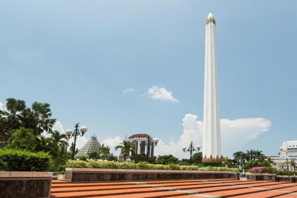Grand Sumatera Hotel スラバヤ エクステリア 写真
