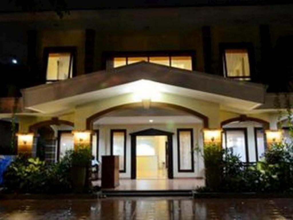Grand Sumatera Hotel スラバヤ エクステリア 写真