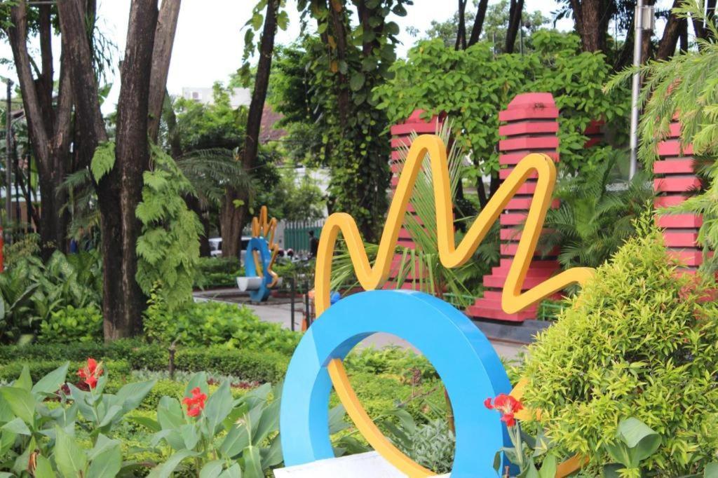Grand Sumatera Hotel スラバヤ エクステリア 写真