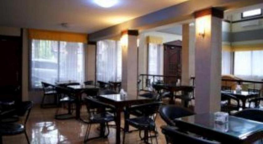 Grand Sumatera Hotel スラバヤ エクステリア 写真