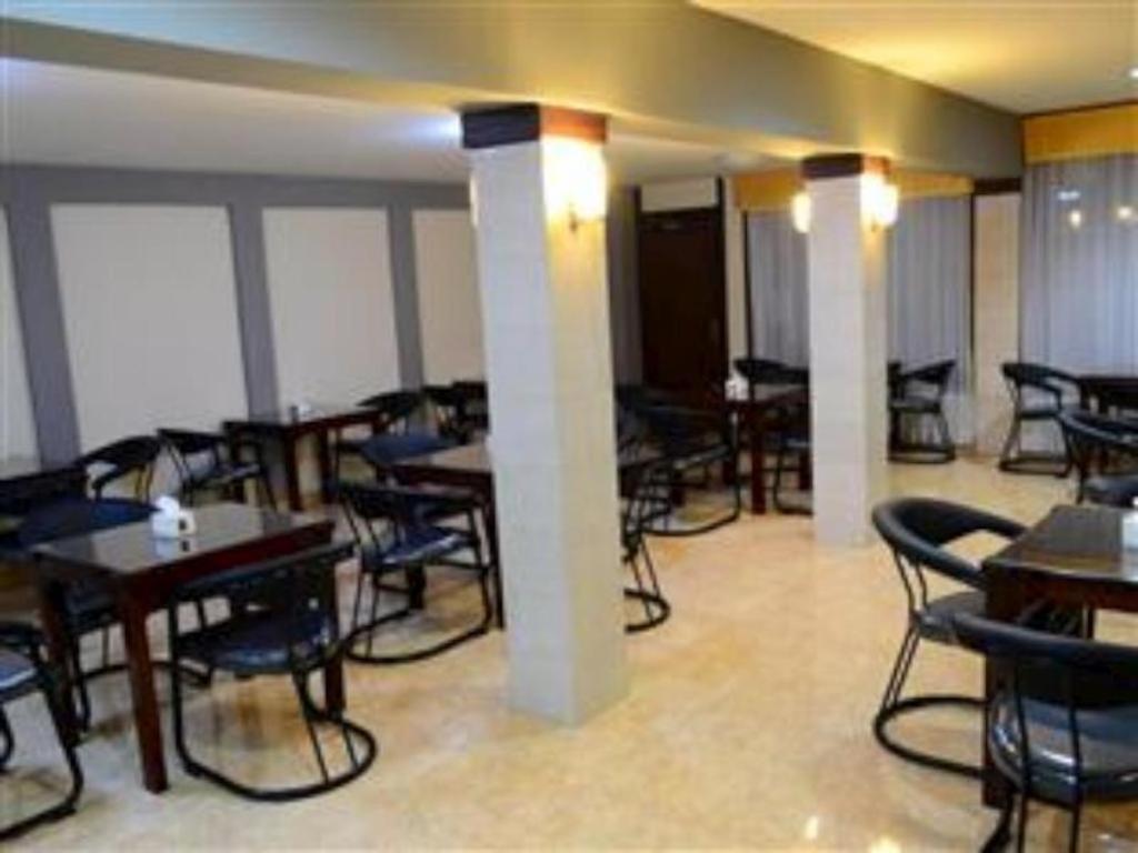 Grand Sumatera Hotel スラバヤ エクステリア 写真