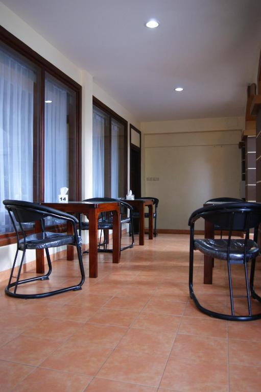 Grand Sumatera Hotel スラバヤ エクステリア 写真